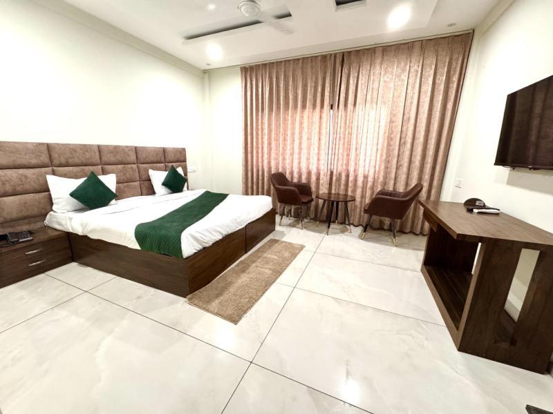 Prism Grand Hotel Zirakpur Exterior foto