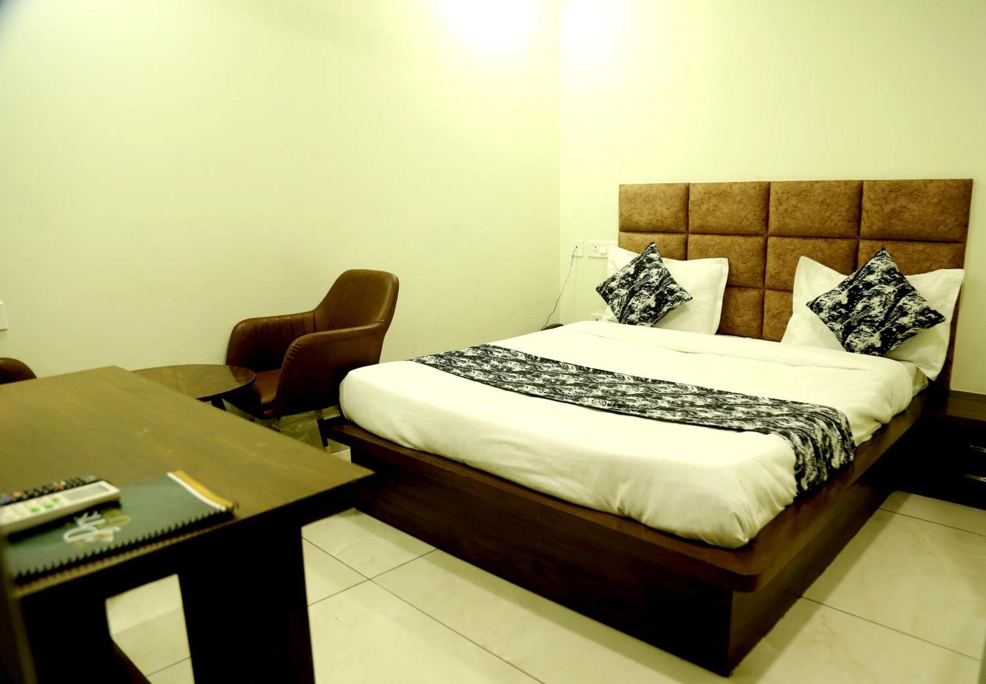 Prism Grand Hotel Zirakpur Exterior foto